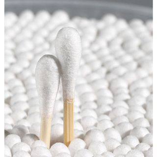 Hộp 500 tăm bông ráy tai cao cấp, thân gỗ 2 đầu cứng cáp, bông cotton mềm mại, thấm hút tốt