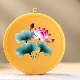 Máy Niệm Phật tròn có 53 bài có 3 bộ Kinh: Kinh Địa Tạng, Kinh Dược Sư, Kinh Vu Lan, có jack cắm tai nghe,