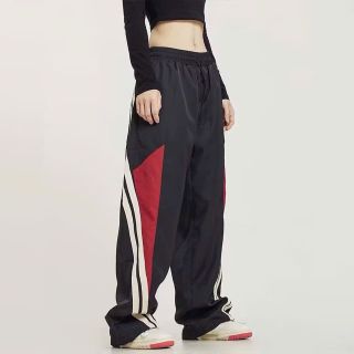Quần Jogger phối Đen Đỏ Dáng Rộng có dây rút lai Thể Thao Cho Nam Nữ