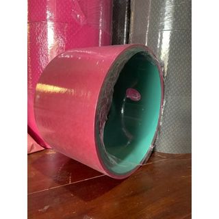 Vòng tập yoga bản 33cm x 20cm, ống tròn nhựa tiền phong C1, bền chắc chắn, chịu lực đến 300 kg. Phủ lớp thảm Tpe dầy 8 ly - vân sóng chống trượt, tăng khả năng bám, tăng khả năng massage cổ vai gáy
