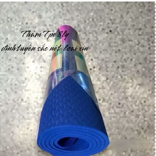 Thảm tập yoga chuyên dụng chất liệu Tpe, dầy 8 ly, vân sóng bám sàn cực tốt mặt sau, định tuyên sắc nét giúp chị em định hình trong tập luyện, nặng từ 1-1.2 kg, mầu sắc đa dạng. Bền đẹp, thân thiện với môi trường