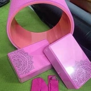 Vòng tập yoga bản 16cm x 33 cm, chịu lực lên đến 300kg, thảm lót Tpe dầy 8 ly- cấu tạo bề mặt vân sóng, tăng cường khả năng bám sàn, chống trượt.