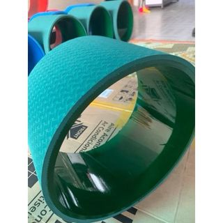 Vòng tập yoga bản 16cm x 33 cm, chịu lực lên đến 300kg, thảm lót Tpe dầy 8 ly- cấu tạo bề mặt vân sóng, tăng cường khả năng bám sàn, chống trượt.