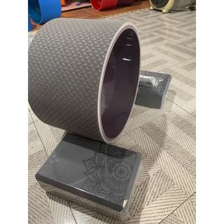 Com bo 04 món đồ tập yoga gồm 01 bản vòng 33x22cm; 02 gạch tập yoga nặng 220gr; 01 dây cotton m8 cho người mới bắt đầu tập yoga. Vòng tập yoga chịu lực lên đến 300kg- siêu bền, siêu chắc chắn, gạch tập yoga NDA Cứng chống xẹp bên, bóng