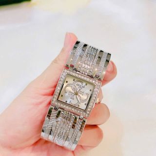 Đồng hồ guessscs lắc