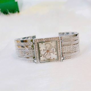 Đồng hồ guessscs lắc