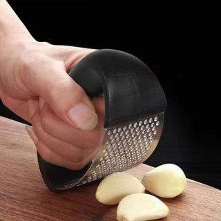 Dụng Cụ Nghiền Tỏi Inox Tay Cầm Nhựa, Giã Tỏi Nhanh Chóng Không Đau Tay