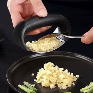 Dụng Cụ Nghiền Tỏi Inox Tay Cầm Nhựa, Giã Tỏi Nhanh Chóng Không Đau Tay
