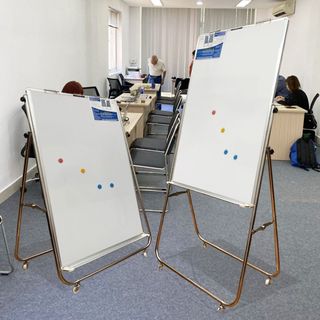 Bảng Flipchart chân inox viết bút lông từ cao cấp Greenlam có gắn bánh xe kích thước 100x60 cm