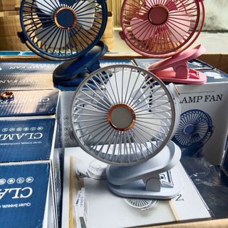 .Quạt kẹp bàn loại 5cm có đèn, nhỏ gọn,êm ái,tiện lợi