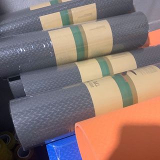 Thảm tập yoga chuyên dụng loại TPE dầy 8 ly tặng kèm túi lưới , bám sàn tốt, định tuyến sắc nét, dễ lâu chùi. Sỉ giá tốt hỗ trợ ship