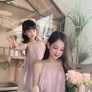 Đầm đôi mẹ bé gái - váy yếm mẹ và bé dáng cánh dơi form rộng