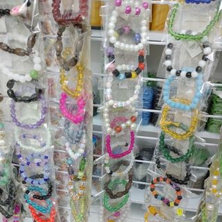 Sale Lô 60 chuỗi đeo tay mix ngẫu nhiên đủ mẫu Giá sỉ 360k/60 chuỗi bốc lộn xộn rất nhiều mẫu giá là 6k một chuỗi.. 60 chuỗi sẽ mix gồm khoảng 20 đến 30 #vongtayphongthuy #hangcosan #shopchuoideotay .