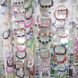Sale Lô 60 chuỗi đeo tay mix ngẫu nhiên đủ mẫu Giá sỉ 360k/60 chuỗi bốc lộn xộn rất nhiều mẫu giá là 6k một chuỗi.. 60 chuỗi sẽ mix gồm khoảng 20 đến 30 #vongtayphongthuy #hangcosan #shopchuoideotay .