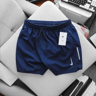 Short Nik xi giãn runing 2 lớp Lớp lưới bên trong mềm thoáng mát, co giãn 4c, 2 túi khoá kéo. Phụ liệu hãng Size : m l xl 2xl /2222/8c 3 màu / ri 24c