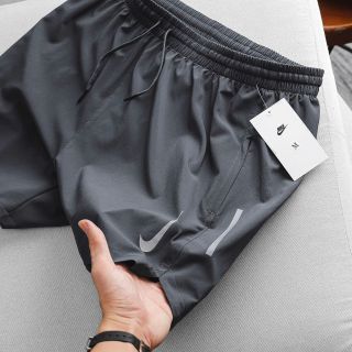 Short Nik xi giãn runing 2 lớp Lớp lưới bên trong mềm thoáng mát, co giãn 4c, 2 túi khoá kéo. Phụ liệu hãng Size : m l xl 2xl /2222/8c 3 màu / ri 24c