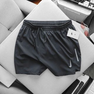 Short Nik xi giãn runing 2 lớp Lớp lưới bên trong mềm thoáng mát, co giãn 4c, 2 túi khoá kéo. Phụ liệu hãng Size : m l xl 2xl /2222/8c 3 màu / ri 24c