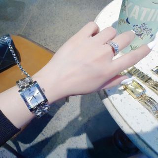 ĐỒNG HỒ NỮ THỜI TRANG GUEZ MẶT VUÔNG DÂY LẮC 2 VÒNG