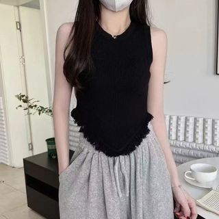 Áo croptop dáng yếm tua rua – phong cách basic trendy