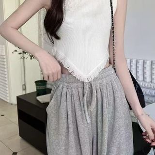 Áo croptop dáng yếm tua rua – phong cách basic trendy