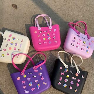 ￼Túi Crocs Sticker Tặng Full Chram Ngẫu Nhiên 5 Màu Siêu Xinh Đa Năng , Túi Sách Crocs Đi Biển Đi Du Lịch
