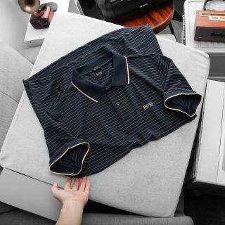 Áo thun polo nam.  Chất vải sọc dệt tuyến tính tạo hoạ tiết nổi bật. Vải co giãn 4 chiều cao cấp, ko nhăn, mềm, mướt, mặc mát,  thấm hút mồ hôi cực tốt.