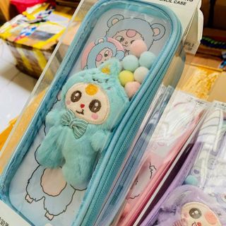 HỘP BÚT BABYTHREE KÈM CHARM, HUY HIỆU, THÚ BÔNG