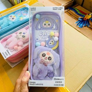 HỘP BÚT BABYTHREE KÈM CHARM, HUY HIỆU, THÚ BÔNG