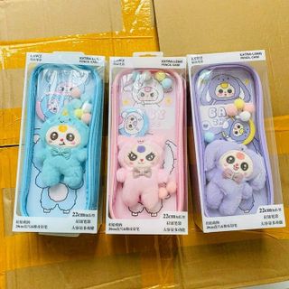 HỘP BÚT BABYTHREE KÈM CHARM, HUY HIỆU, THÚ BÔNG