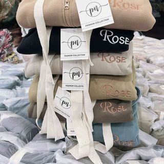 Áo khoác NỮ chất nỉ XK dày dặn dáng lửng thêu nón ROSE dây kéo cao, hình thật giá sỉ - giá bán buôn
