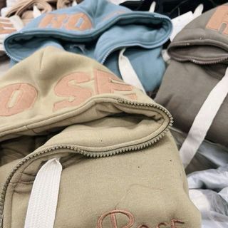 Áo khoác NỮ chất nỉ XK dày dặn dáng lửng thêu nón ROSE dây kéo cao, hình thật giá sỉ - giá bán buôn