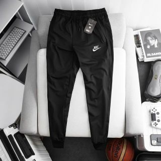 Jogger big size Nik thun poly 2 da dày mịn trơn láng, mát rượi, co giãn 4c thoải mái. 3 túi có khoá kéo, logo thêu Size : l xl 2xl 3xl 4xl /12221/8c 2 màu / ri 16c