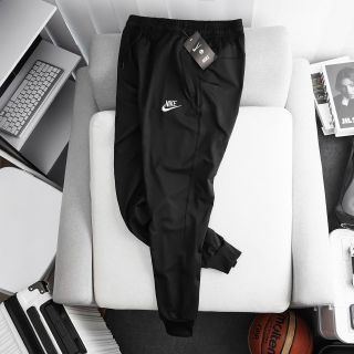 Jogger big size Nik thun poly 2 da dày mịn trơn láng, mát rượi, co giãn 4c thoải mái. 3 túi có khoá kéo, logo thêu Size : l xl 2xl 3xl 4xl /12221/8c 2 màu / ri 16c
