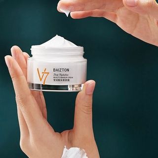Kem dưỡng trắng sáng da V7 chứa Vitamin E, Glycerin và dầu khoáng