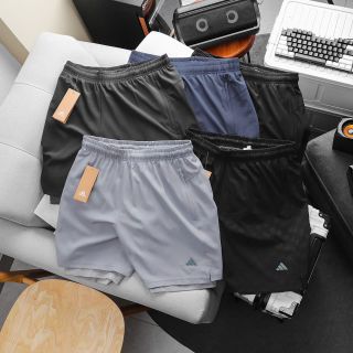 Short das xi giãn runing 2 lớp. Lớp lưới bên trong mềm thoáng mát, co giãn 4c, 2 túi khoá kéo. Phụ liệu hãng Size : m l xl 2xl /2222/8c 5 màu / ri 40c