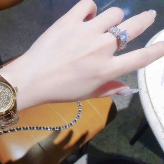 ĐỒNG HỒ NỮ THỜI TRANG MKORS LẮC DÂY ĐÁ ĐÍNH HỘT GIÁ MỚI