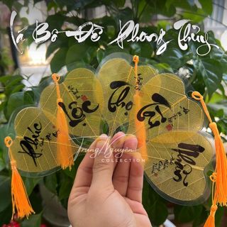 Lá Bồ Đề Chữ Thư Pháp Bình An May Mắn Tài Lộc Để Ví ỐP Lưng ĐT , Treo Xe