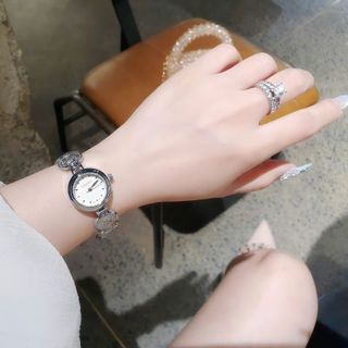 ĐỒNG HỒ NỮ THỜI TRANG BURBER DÂY LẮC LOGO GIÁ MỚI