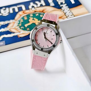 ĐỒNG HỒ NỮ CAO CẤP HUBL HỒNG 1 VIỀN ĐÁ