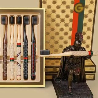 SET 6 BÀN CHẢI ĐÁNH RĂNG LÔNG MỀM KÈM HỘP SANG CHẢNH