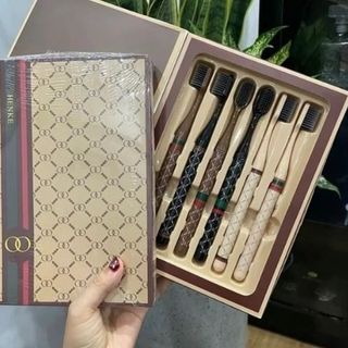 SET 6 BÀN CHẢI ĐÁNH RĂNG LÔNG MỀM KÈM HỘP SANG CHẢNH