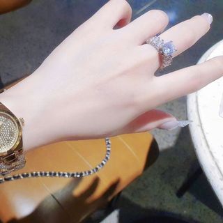 SALE BỎ MẪU ĐỒNG HỒ NỮ THỜI TRANG MKORS LẮC DÂY ĐÁ ĐÍNH HỘT