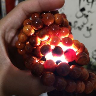 Vòng gỗ huyết long thấu quang giá tại xưởng