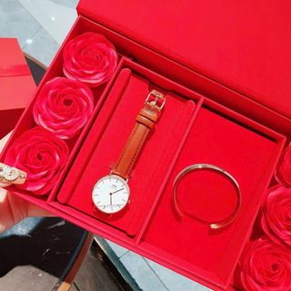 SET ĐỒNG HỒ CAO CẤP DANIEL W DA TRÒN VÀ VÒNG TAY HỘP HOA ĐỎ