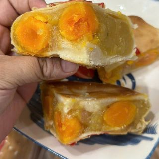BÁNH PÍA ĐẬU XANH SẦU RIÊNG 8 TRỨNG - HƯƠNG VỊ "GÂY NGHIỆN" 600G - WINNIE HOUSE