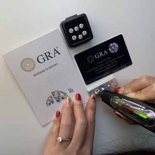 HỘT XOÀN NHÂN TẠO MỸ MOSSANITE CÓ GIẤY KIỂM ĐỊNH GRA