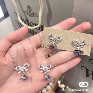 HOA TAI VÀ DÂY CHUYỀN TRANG SỨC CAO CẤP VIVIEN MẶT NƠ ĐÁ FULLBOX