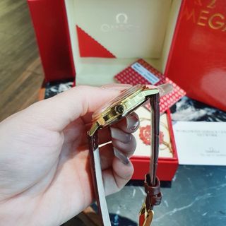 SALE BỎ MẪU ĐỒNG HỒ NAM TRUNG CẤP OMEGƠ DÂY DA NÂU CÁ SẤU NAM TÍNH