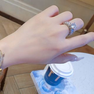 SALE BỎ MẪU ĐỒNG HỒ THỜI TRANG NỮ CHOBARD MẶT VIỀN ĐÁ