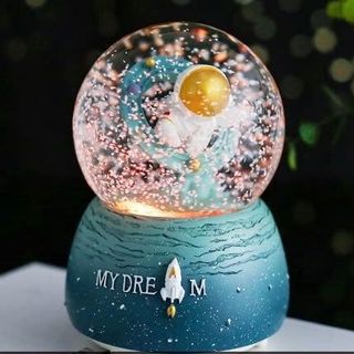 Quả cầu pha lê tuyết cặp đôi có hộp phát nhạc và đèn phát sáng đổi màu